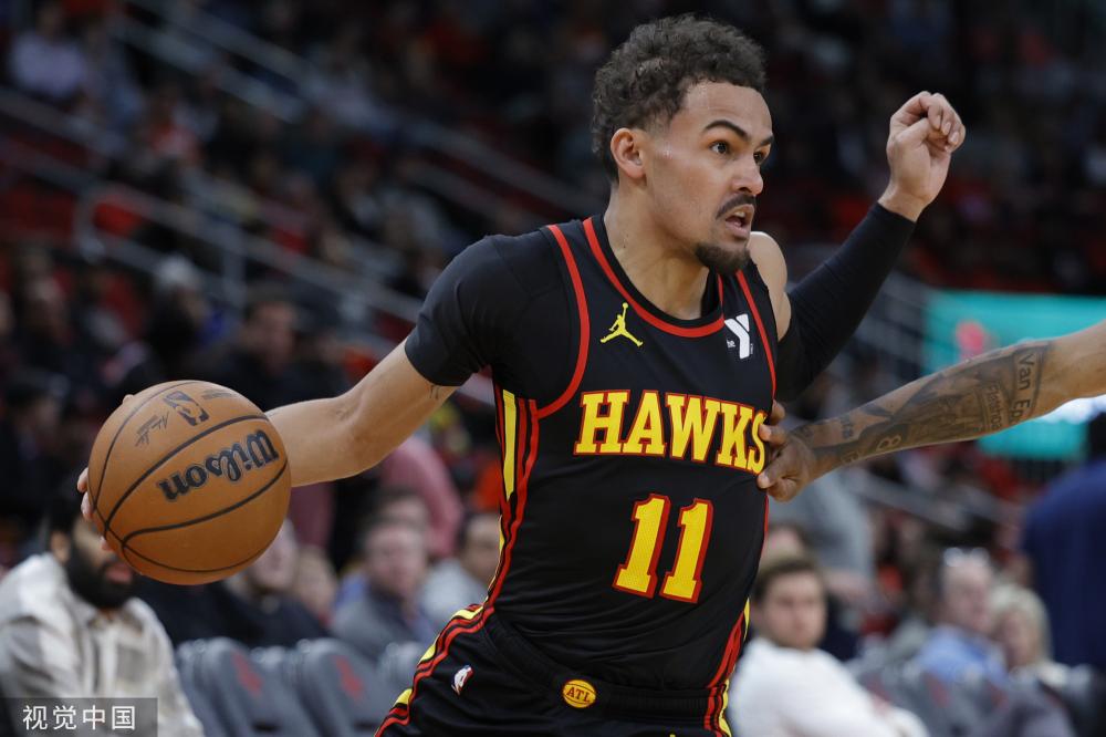 他在场上展 他在场上展